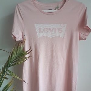 3 for 20 💙 BRAND NEW Levi's pink T-SHIRT
